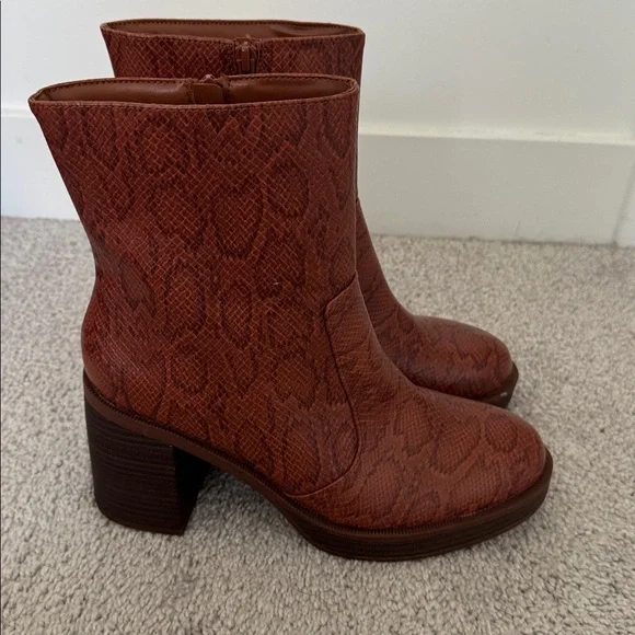 Universal Thread Brown Snake Print Ankle Boots - Size 9 - Picture 4 of 8